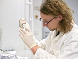 Ein Forscher arbeitet im Labor