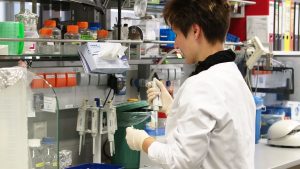 Eine Forscherin arbeitet im Labor